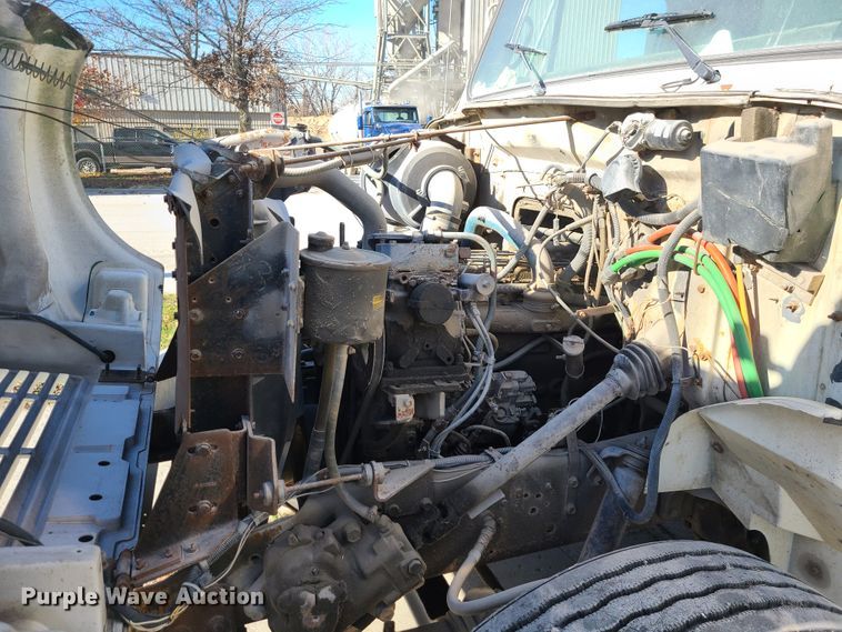 image for item DJ1610 1990 International 4900  box truck