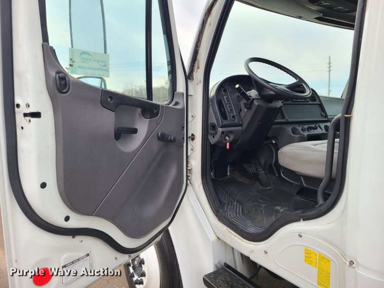 image for item DJ1675 2004 Freightliner Business Class M2  box truck