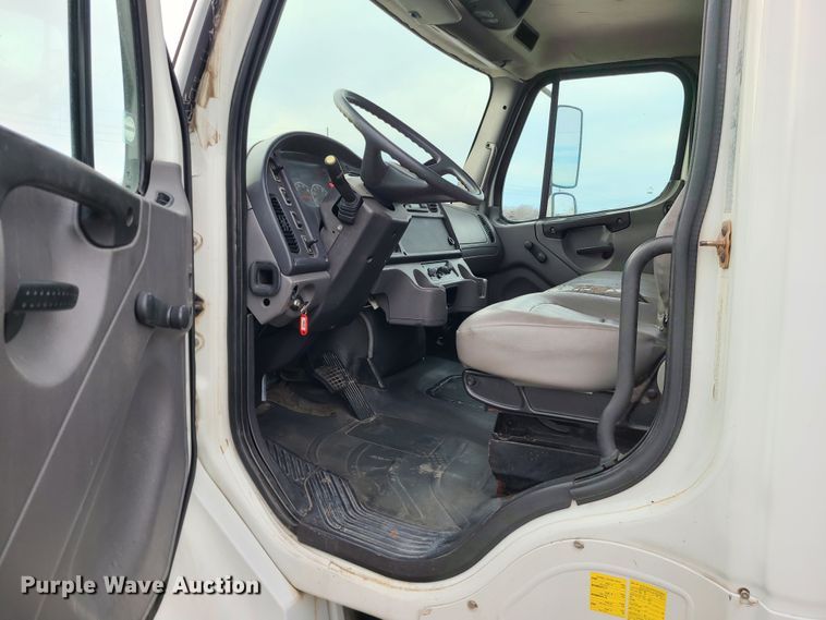 image for item DJ1675 2004 Freightliner Business Class M2  box truck