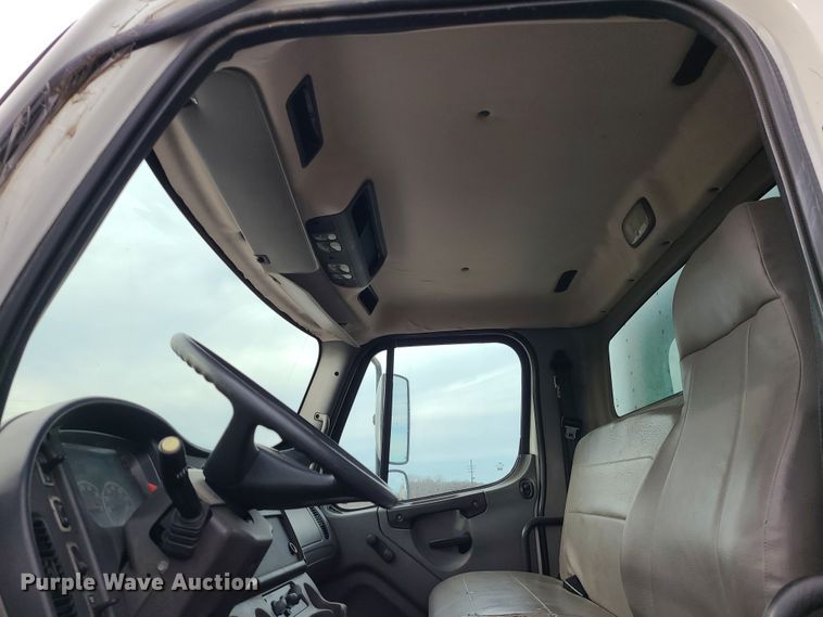 image for item DJ1675 2004 Freightliner Business Class M2  box truck