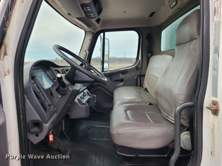 image for item DJ1675 2004 Freightliner Business Class M2  box truck