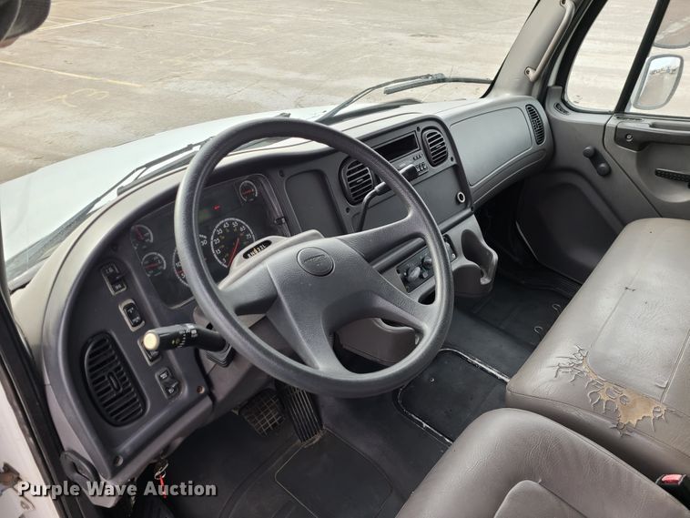 image for item DJ1675 2004 Freightliner Business Class M2  box truck