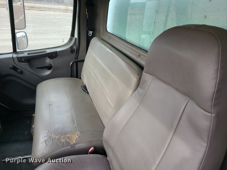 image for item DJ1675 2004 Freightliner Business Class M2  box truck