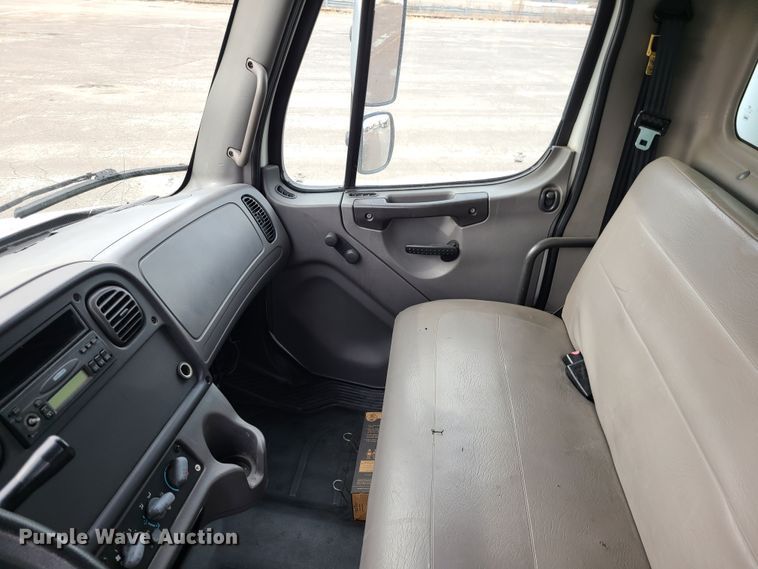 image for item DJ1675 2004 Freightliner Business Class M2  box truck