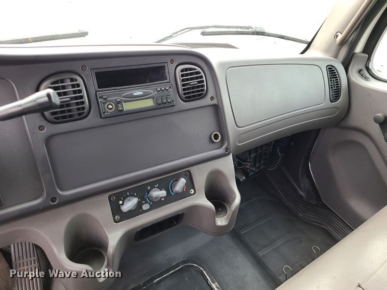 image for item DJ1675 2004 Freightliner Business Class M2  box truck