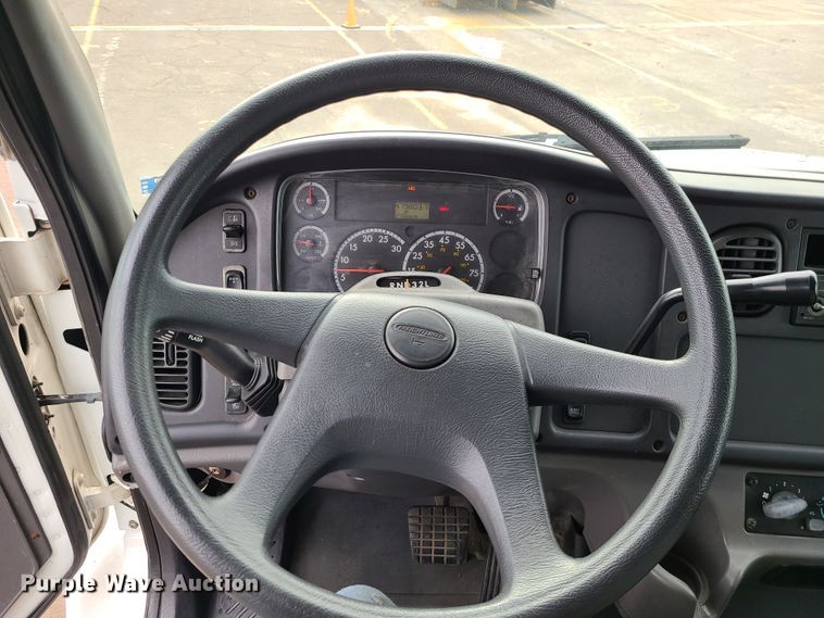 image for item DJ1675 2004 Freightliner Business Class M2  box truck