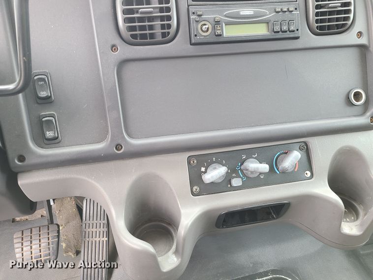 image for item DJ1675 2004 Freightliner Business Class M2  box truck