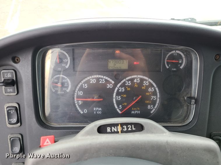 image for item DJ1675 2004 Freightliner Business Class M2  box truck