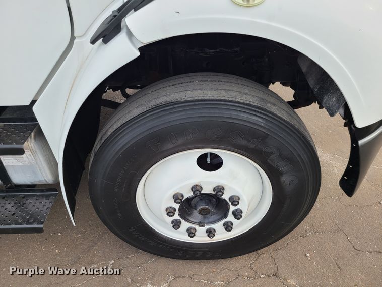 image for item DJ1675 2004 Freightliner Business Class M2  box truck