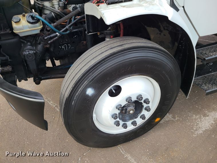 image for item DJ1675 2004 Freightliner Business Class M2  box truck