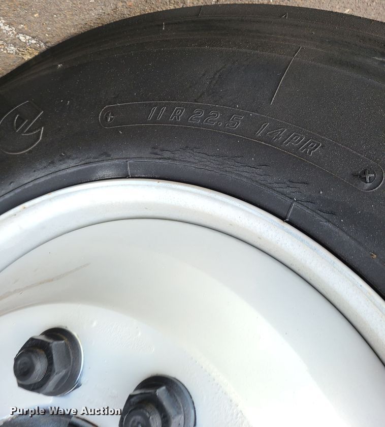 image for item DJ1675 2004 Freightliner Business Class M2  box truck