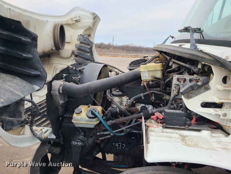 image for item DJ1675 2004 Freightliner Business Class M2  box truck