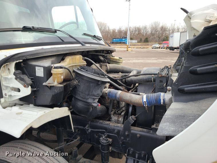 image for item DJ1675 2004 Freightliner Business Class M2  box truck