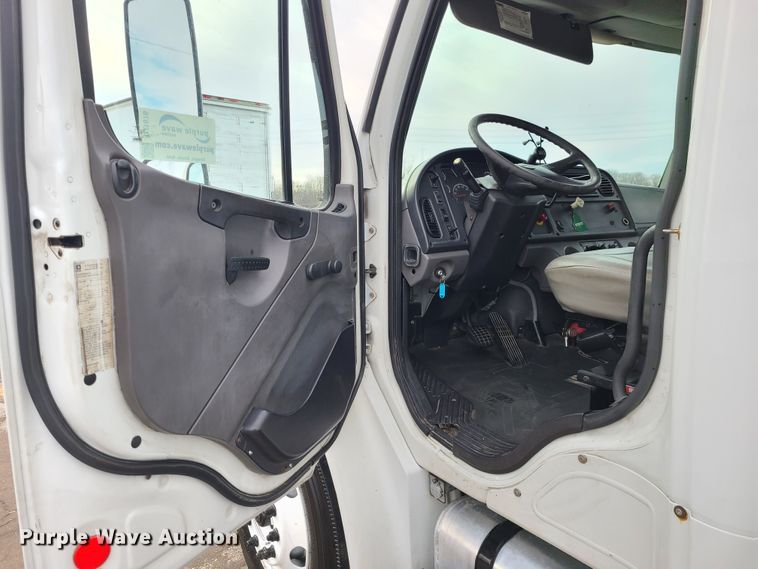 image for item DJ1676 2005 Freightliner Business Class M2  box truck