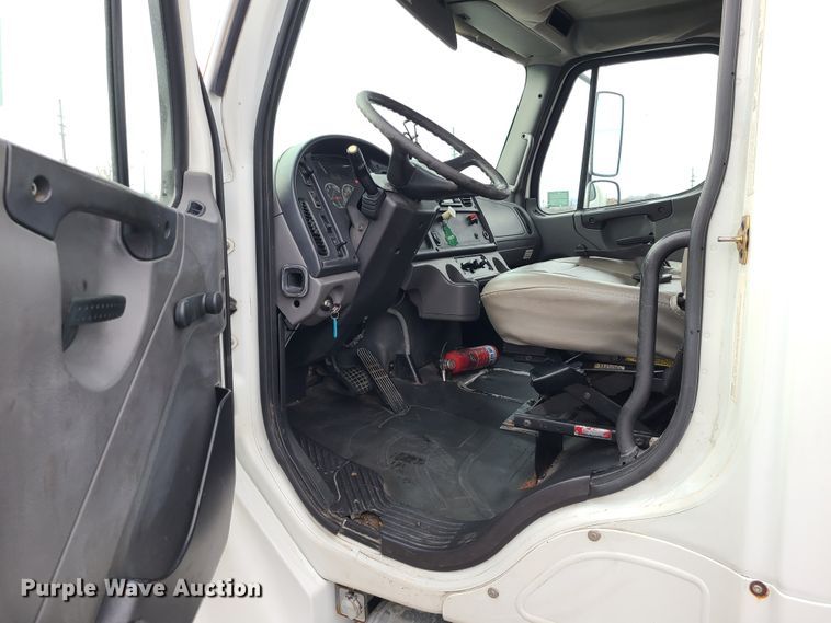 image for item DJ1676 2005 Freightliner Business Class M2  box truck