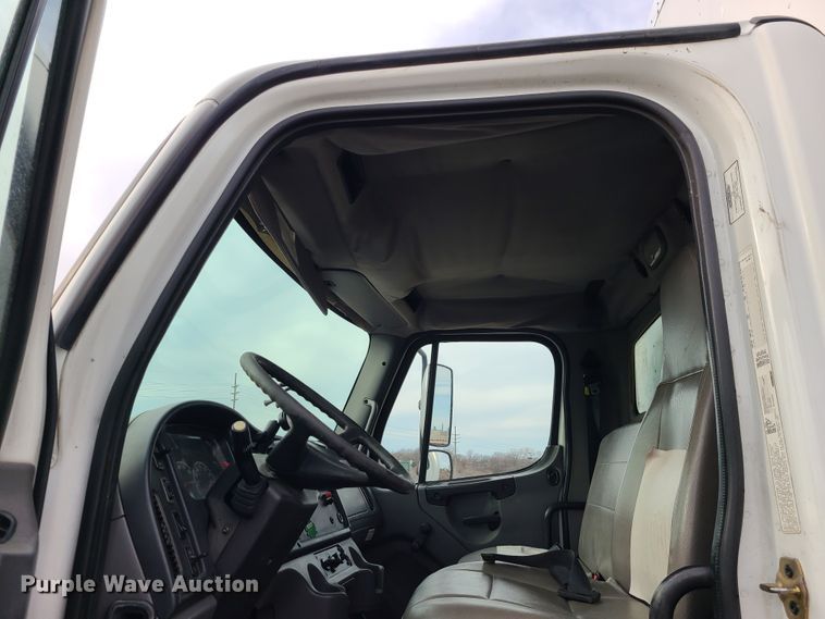 image for item DJ1676 2005 Freightliner Business Class M2  box truck