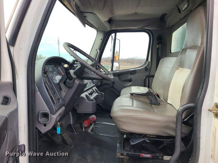 image for item DJ1676 2005 Freightliner Business Class M2  box truck