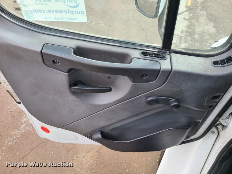 image for item DJ1676 2005 Freightliner Business Class M2  box truck