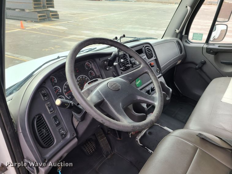 image for item DJ1676 2005 Freightliner Business Class M2  box truck