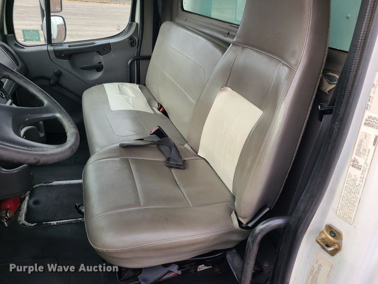 image for item DJ1676 2005 Freightliner Business Class M2  box truck