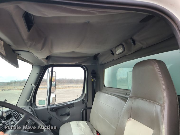 image for item DJ1676 2005 Freightliner Business Class M2  box truck