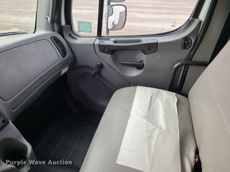 image for item DJ1676 2005 Freightliner Business Class M2  box truck