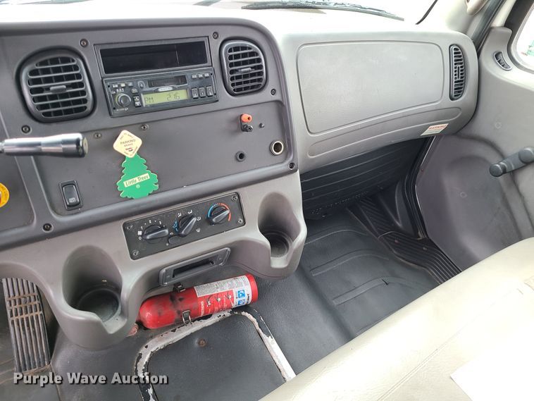 image for item DJ1676 2005 Freightliner Business Class M2  box truck