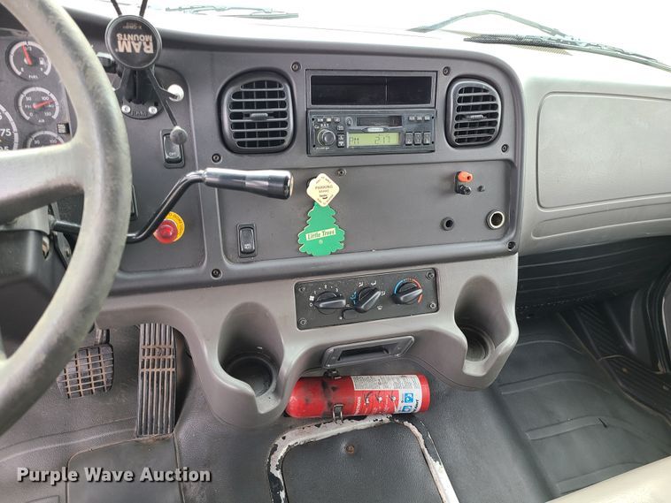 image for item DJ1676 2005 Freightliner Business Class M2  box truck