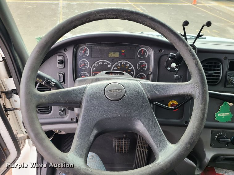 image for item DJ1676 2005 Freightliner Business Class M2  box truck