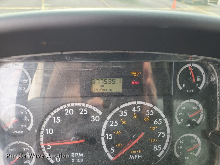 image for item DJ1676 2005 Freightliner Business Class M2  box truck