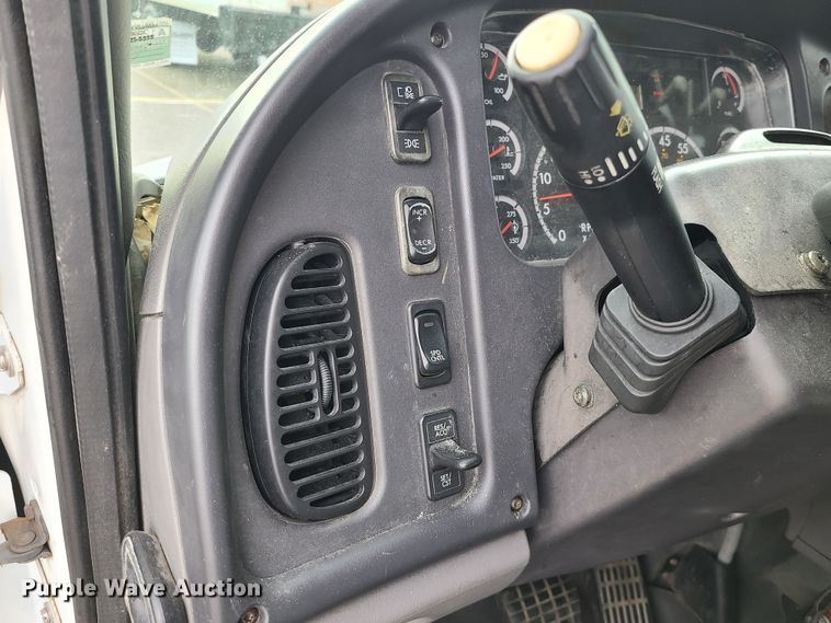 image for item DJ1676 2005 Freightliner Business Class M2  box truck