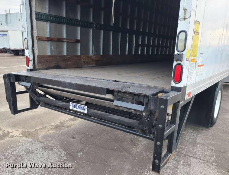 image for item DJ1676 2005 Freightliner Business Class M2  box truck