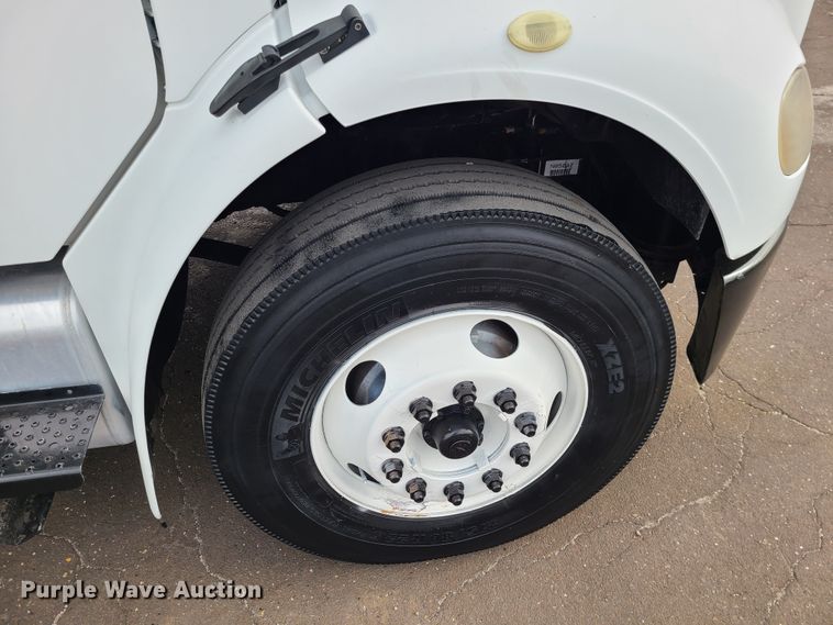 image for item DJ1676 2005 Freightliner Business Class M2  box truck