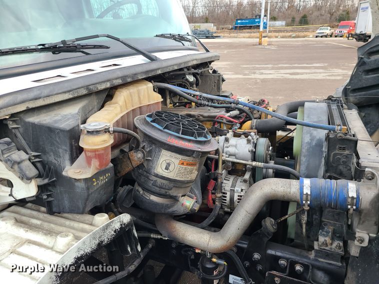 image for item DJ1676 2005 Freightliner Business Class M2  box truck