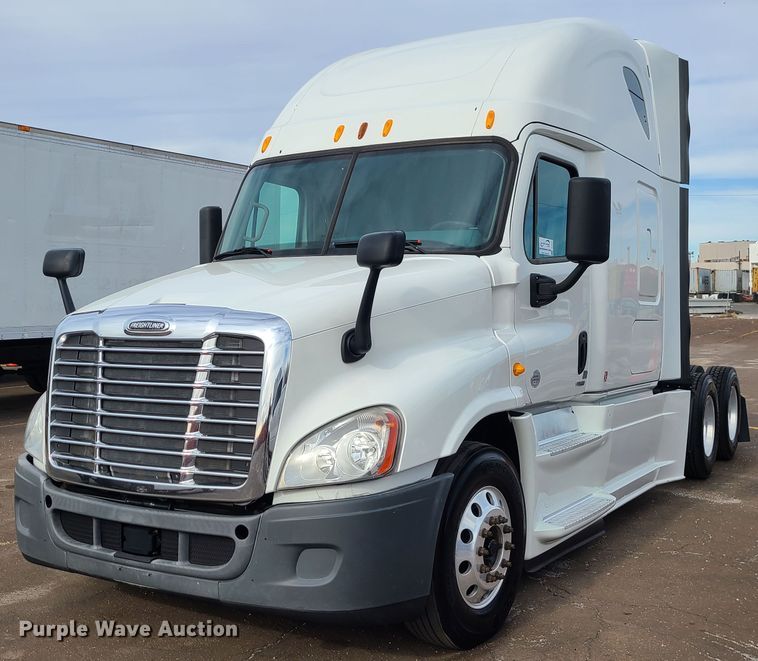 image for item DJ1677 2014 Freightliner Cascadia 125  semi truck