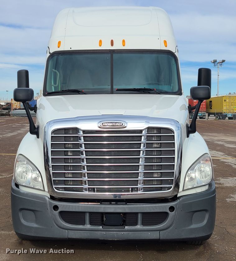 image for item DJ1677 2014 Freightliner Cascadia 125  semi truck