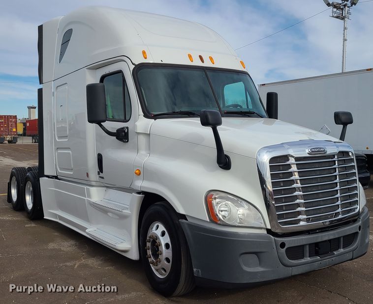 image for item DJ1677 2014 Freightliner Cascadia 125  semi truck