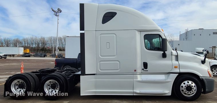 image for item DJ1677 2014 Freightliner Cascadia 125  semi truck