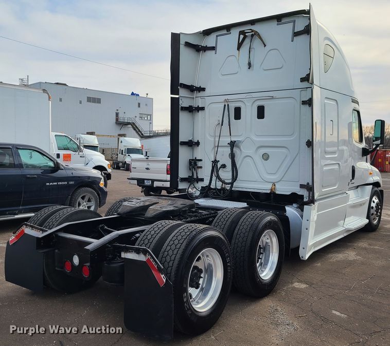 image for item DJ1677 2014 Freightliner Cascadia 125  semi truck