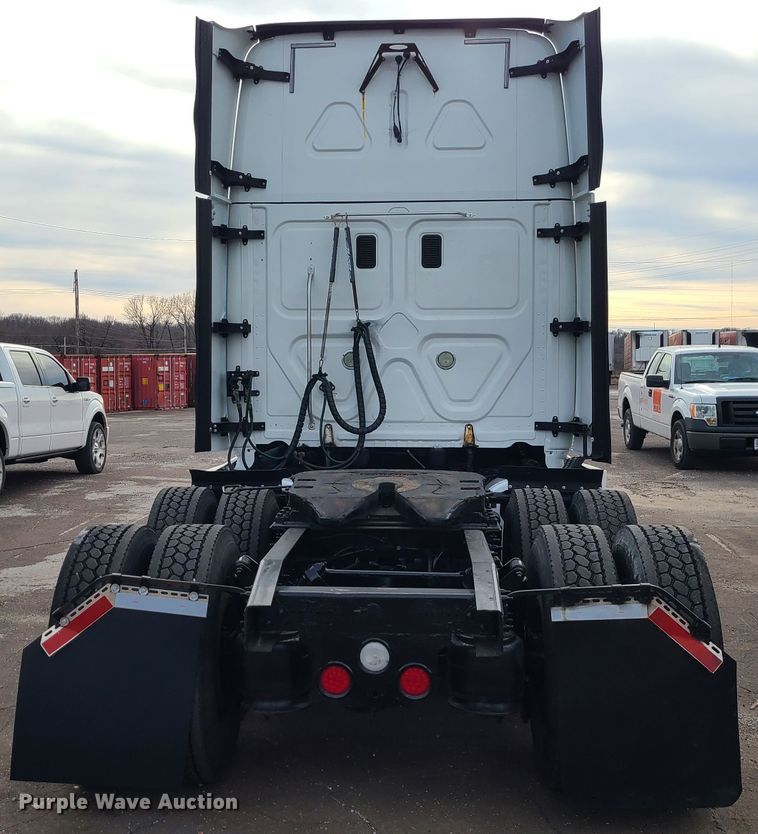 image for item DJ1677 2014 Freightliner Cascadia 125  semi truck