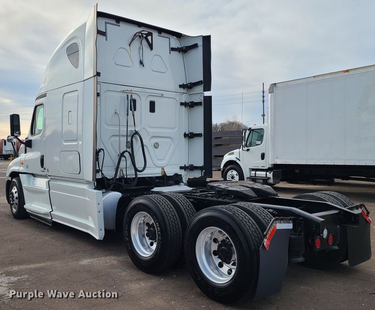 image for item DJ1677 2014 Freightliner Cascadia 125  semi truck