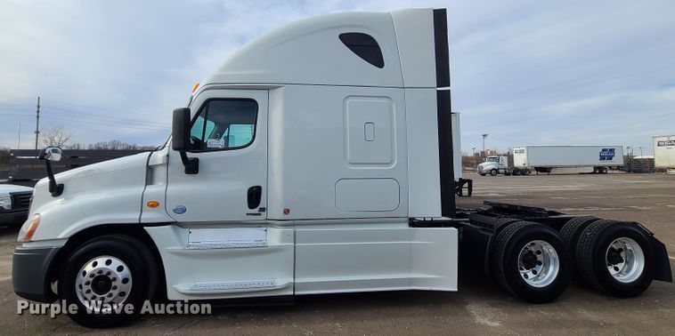 image for item DJ1677 2014 Freightliner Cascadia 125  semi truck