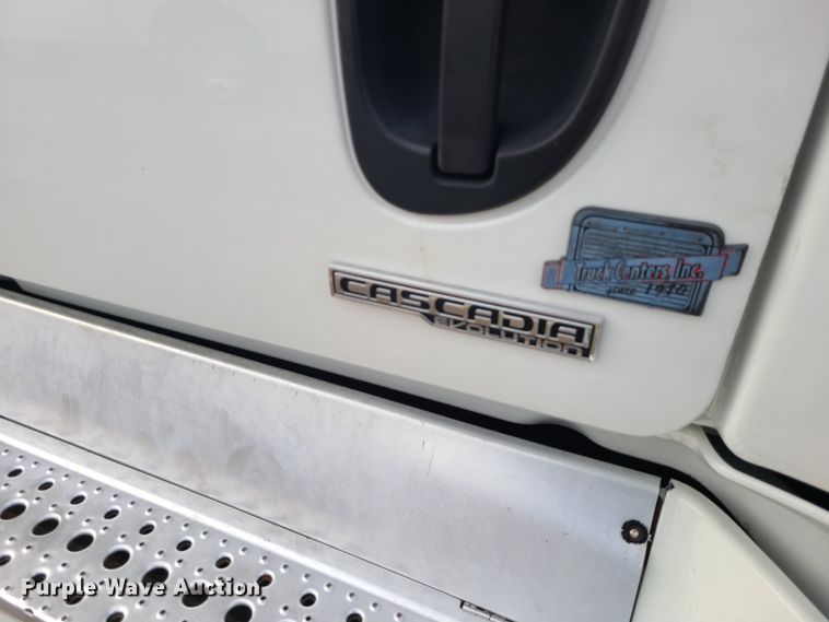 image for item DJ1677 2014 Freightliner Cascadia 125  semi truck