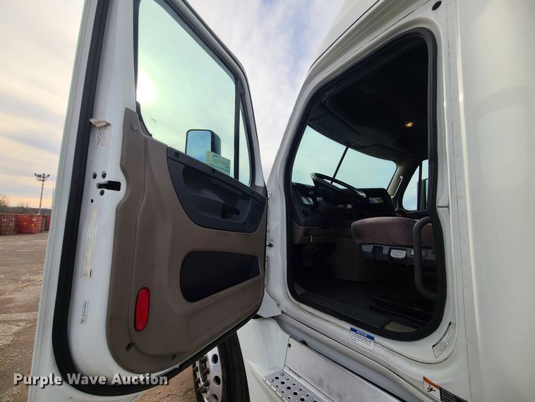 image for item DJ1677 2014 Freightliner Cascadia 125  semi truck