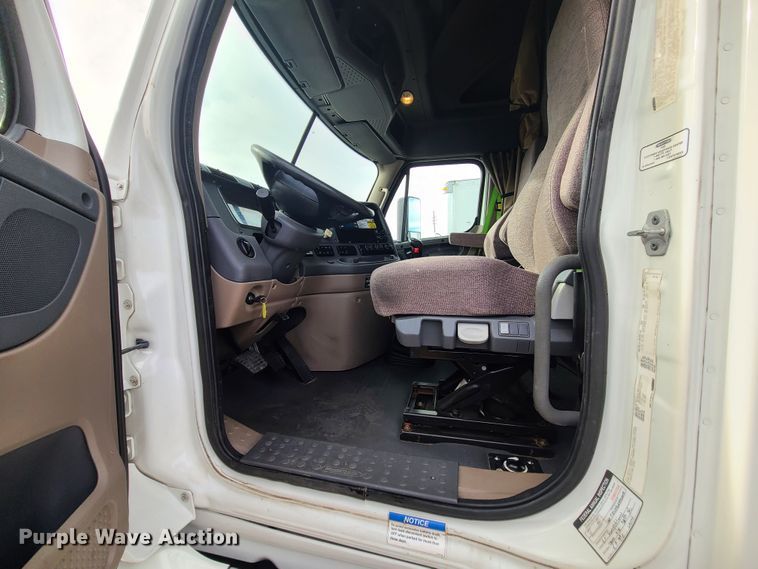 image for item DJ1677 2014 Freightliner Cascadia 125  semi truck