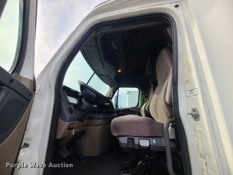 image for item DJ1677 2014 Freightliner Cascadia 125  semi truck