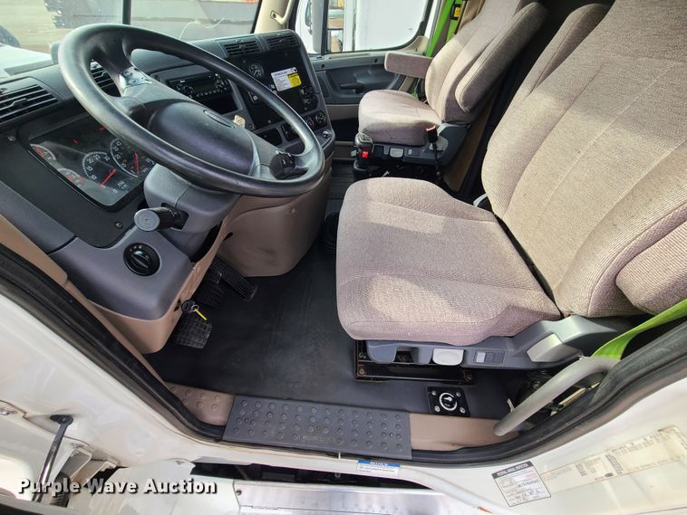 image for item DJ1677 2014 Freightliner Cascadia 125  semi truck