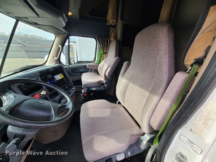 image for item DJ1677 2014 Freightliner Cascadia 125  semi truck