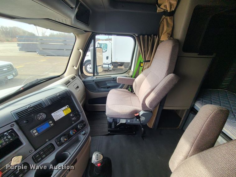 image for item DJ1677 2014 Freightliner Cascadia 125  semi truck