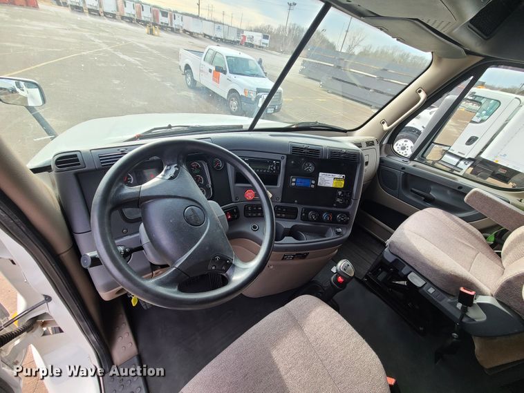 image for item DJ1677 2014 Freightliner Cascadia 125  semi truck